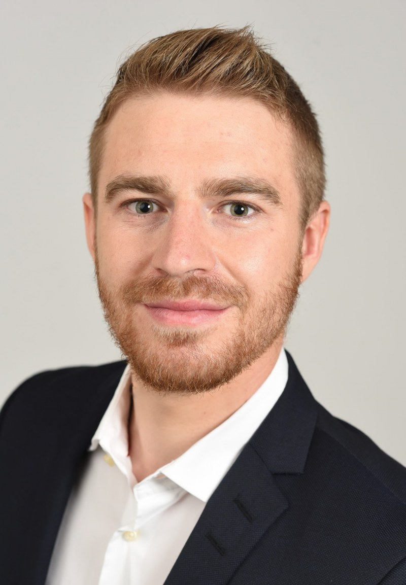 Alumnus Simon Mayer receives prestigious AQR Top Finance Graduate Award